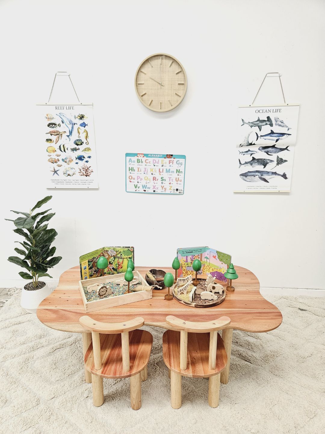 Child hardwood cloud table and 4 chairs