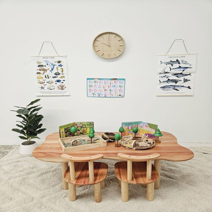 Child hardwood cloud table and 4 chairs